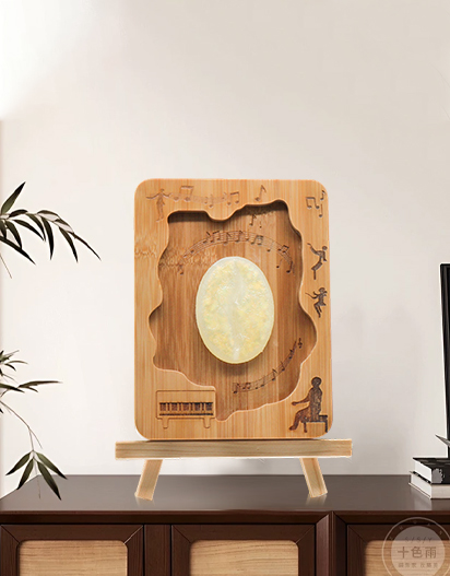 Geschnitzte Holzlampe